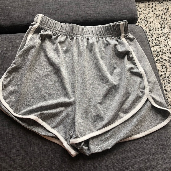 Cute grey athletic shorts - Picture 2 of 2